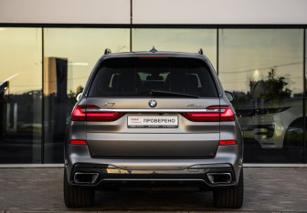 Подержанный автомобиль BMW X7 2021 года (7 фото)