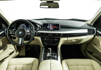Подержанный автомобиль BMW X5 2015 года (13 фото)