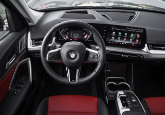 Подержанный автомобиль BMW X1 2024 года (15 фото)