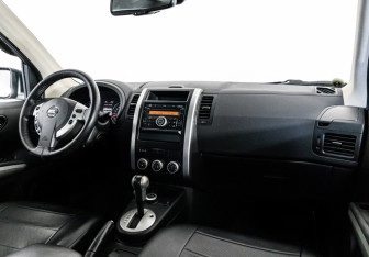 Подержанный автомобиль Nissan X-Trail 2011 года (9 фото)