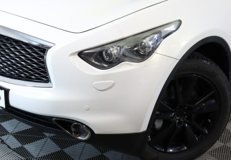 Подержанный автомобиль Infiniti QX70 2013 года (10 фото)