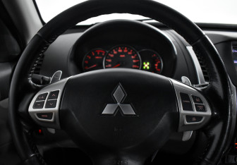 Подержанный автомобиль Mitsubishi Pajero Sport 2014 года (17 фото)