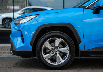 Подержанный автомобиль Toyota RAV4 2021 года (10 фото)