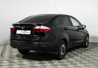 Подержанный автомобиль Ford Fiesta Sedan 2015 года (5 фото)