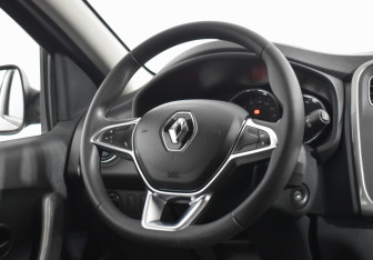 Подержанный автомобиль Renault Sandero 2018 года (14 фото)