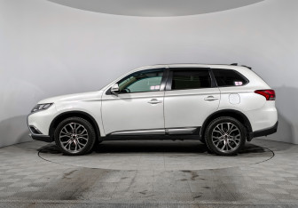 Подержанный автомобиль Mitsubishi Outlander 2018 года (8 фото)