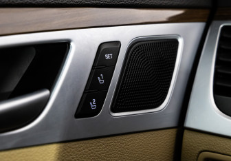Подержанный автомобиль Hyundai Genesis 2014 года (16 фото)