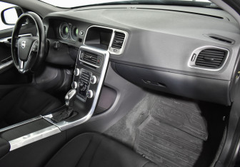 Подержанный автомобиль Volvo S60 2013 года (12 фото)