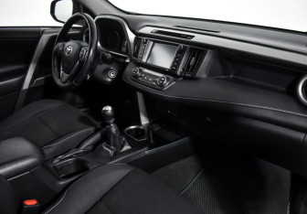Подержанный автомобиль Toyota RAV4 2017 года (13 фото)
