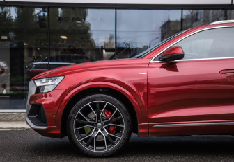 Подержанный автомобиль Audi Q8 2020 года (10 фото)
