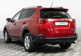 Подержанный автомобиль Toyota RAV4 2014 года (7 фото)