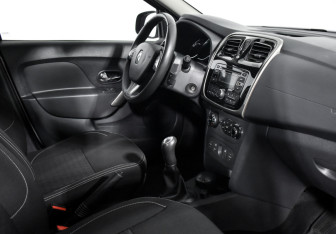 Подержанный автомобиль Renault Sandero 2015 года (13 фото)