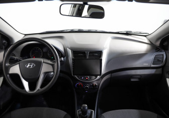 Подержанный автомобиль Hyundai Solaris Sedan 2013 года (9 фото)