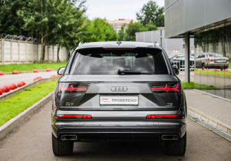 Подержанный автомобиль Audi Q7 2016 года (7 фото)