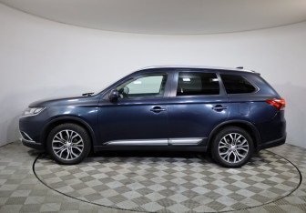 Подержанный автомобиль Mitsubishi Outlander 2018 года (8 фото)