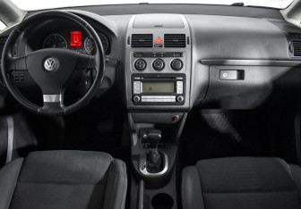Подержанный автомобиль Volkswagen Touran 2007 года (15 фото)