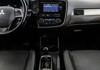 Подержанный автомобиль Mitsubishi Outlander 2014 года (12 фото)