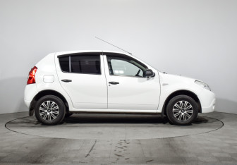 Подержанный автомобиль Renault Sandero 2012 года (4 фото)