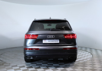 Подержанный автомобиль Audi Q7 2017 года (6 фото)