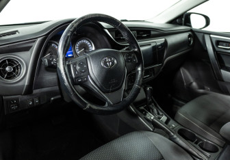 Подержанный автомобиль Toyota Corolla Sedan 2016 года (11 фото)