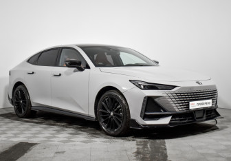 Подержанный автомобиль Changan UNI-V 2023 года (3 фото)