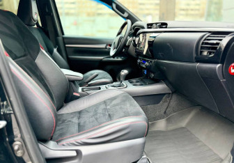 Подержанный автомобиль Toyota Hilux 2022 года (13 фото)
