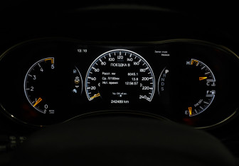 Подержанный автомобиль Jeep Grand Cherokee 2013 года (18 фото)