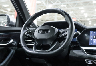 Подержанный автомобиль Geely Monjaro 2024 года (18 фото)