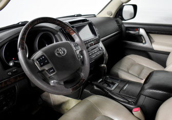 Подержанный автомобиль Toyota Land Cruiser Suv 2010 года (9 фото)