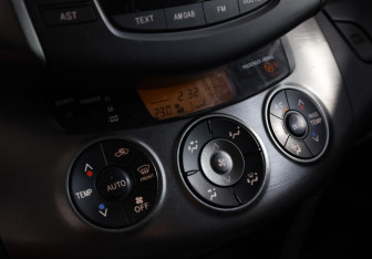 Подержанный автомобиль Toyota RAV4 2011 года (18 фото)