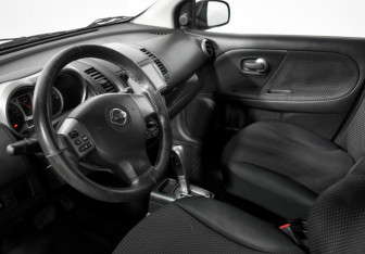 Подержанный автомобиль Nissan Note 2006 года (9 фото)
