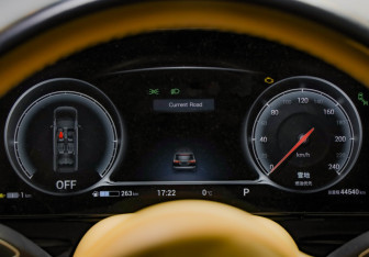 Подержанный автомобиль Voyah Dream 2023 года (14 фото)