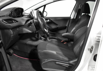Подержанный автомобиль Peugeot 208 2013 года (10 фото)