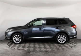 Подержанный автомобиль Mitsubishi Outlander 2019 года (8 фото)