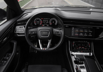 Подержанный автомобиль Audi Q8 2019 года (14 фото)
