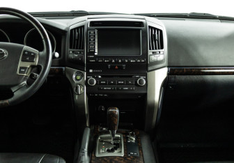 Подержанный автомобиль Toyota Land Cruiser Suv 2011 года (14 фото)