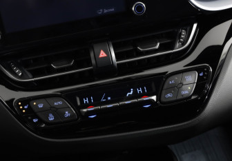 Подержанный автомобиль Toyota C-HR 2021 года (15 фото)