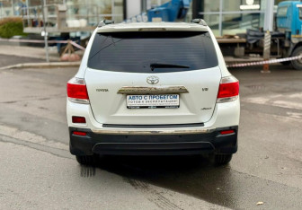 Подержанный автомобиль Toyota Highlander 2010 года (5 фото)