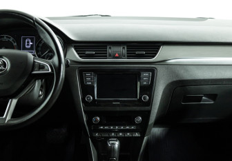 Подержанный автомобиль Skoda Rapid Liftback 2018 года (14 фото)