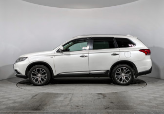 Подержанный автомобиль Mitsubishi Outlander 2017 года (8 фото)
