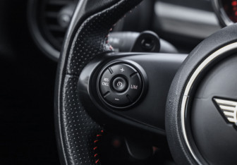 Подержанный автомобиль MINI Hatch 2020 года (13 фото)