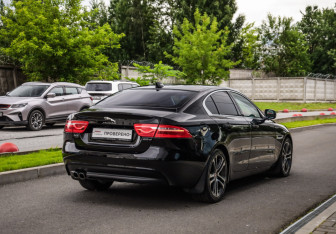 Подержанный автомобиль Jaguar XE 2017 года (6 фото)