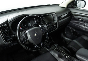 Подержанный автомобиль Mitsubishi Outlander 2015 года (11 фото)