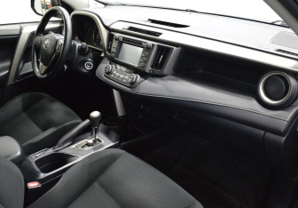 Подержанный автомобиль Toyota RAV4 2015 года (12 фото)
