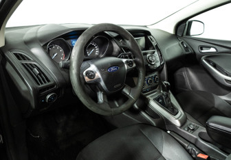 Подержанный автомобиль Ford Focus Sedan 2011 года (11 фото)