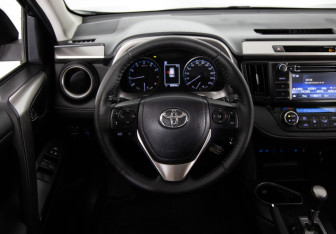 Подержанный автомобиль Toyota RAV4 2016 года (10 фото)