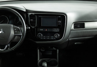 Подержанный автомобиль Mitsubishi Outlander 2015 года (14 фото)