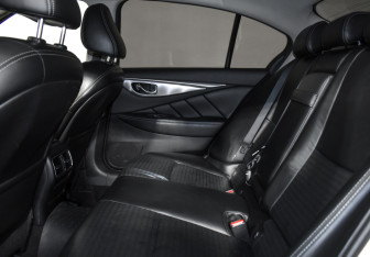 Подержанный автомобиль Infiniti Q50 2015 года (13 фото)