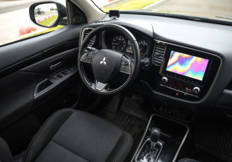 Подержанный автомобиль Mitsubishi Outlander 2021 года (10 фото)