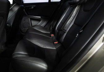 Подержанный автомобиль Volvo S60 2014 года (10 фото)